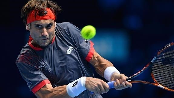 David Ferrer se prepara para golpear la pelota.