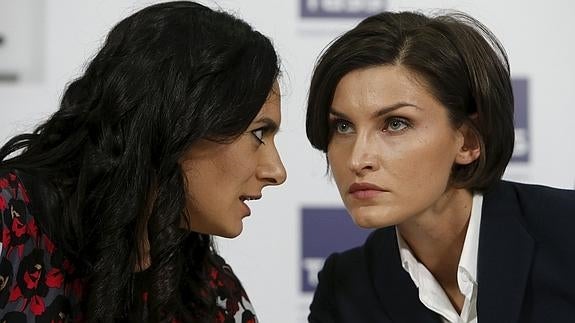 Isinbayeva (i) habla con Chicherova. 