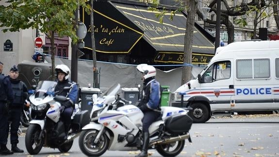 Policías ante la sala Bataclan este lunes.