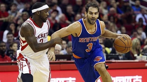 Jose Calderón (3) lucha el balón frente a Ty Lawson (3) en el Toyota Center.