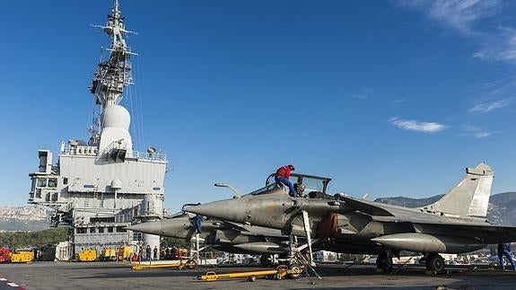 Cubierta del portaviones francés Charles de Gaulle mientras el navío abandona su base naval en Toulon (Francia).