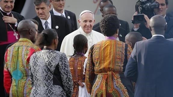 El Papa es recibido por las autoridades.