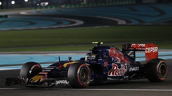 Carlos Sainz rueda en Abu Dabi. 