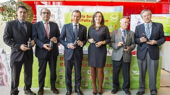 Alberto Heras (getafe), Germán robles (Atlético), Emilio Butragueño (Real Madrid), Beatriz Osuna (Coca-Cola), Félix Barderas (Rayo) y Juan Raúl Sanz (Banco de Alimentos) con las botellas solidarias. 