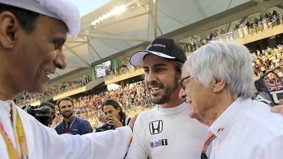 Fernando Alonso, en Abu Dabi, junto a Bernie Ecclestone (d). 