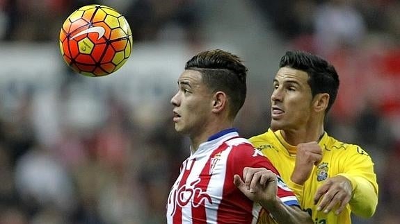 Sanabria (i) pelea un balón con Vicente Gómez. 