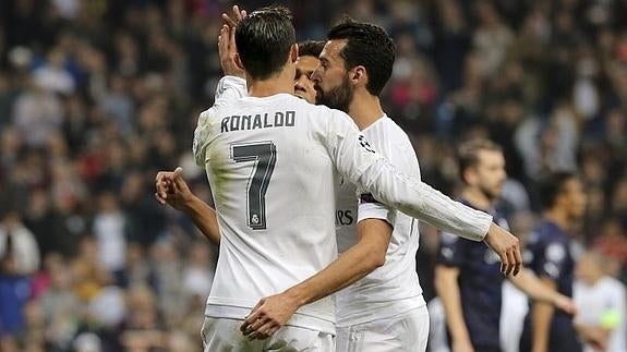 Arbeloa se abraza a Cristiano. 