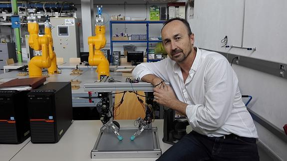 El investigador Jesús Manuel Gómez junto al simulador.