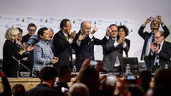 Los participantes del acuerdo aplauden tras el anuncio oficial.