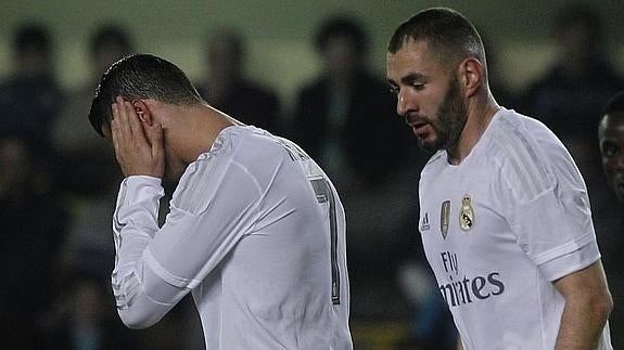 Cristiano (i) y Benzema se lamentan. 