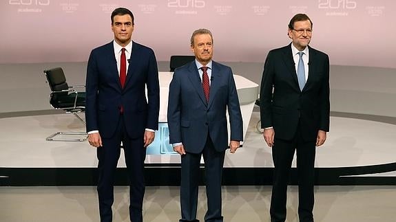 El presidente del Ejecutivo, Mariano Rajoy (d), y el líder del PSOE, Pedro Sánchez (i).