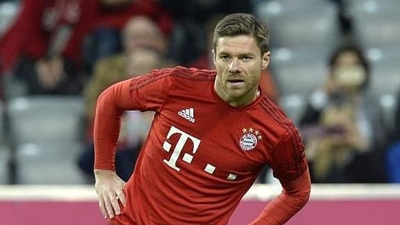 Xabi Alonso calienta antes de un partido con el Bayern. 