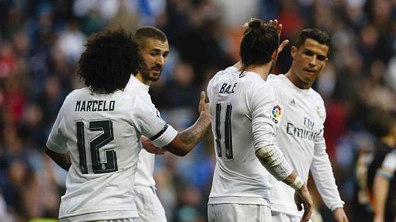 Los jugadores blancos celebran uno de los goles ante el Rayo. 