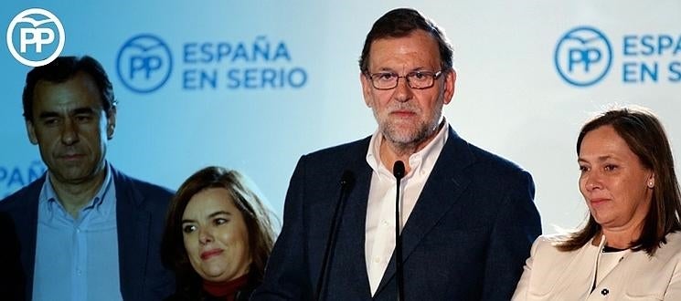 Rajoy, junto a su mujer (derecha) y Soraya Sáenz de Santamaría, en Génova.