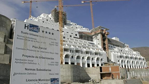 Obras de construcción del hotel Algarrobico.