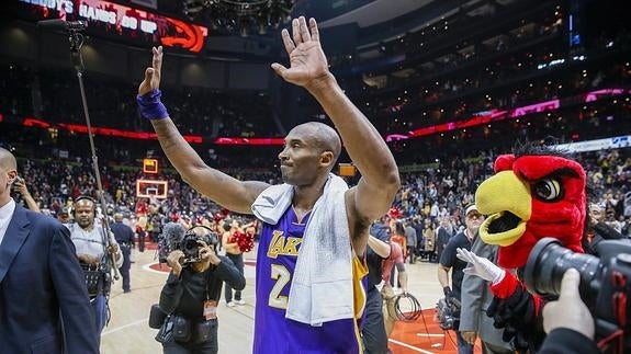 Kobe se despide de la cancha de los Hawks de Atlanta. 