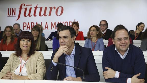 Pedro Sánchez, acompañado de la presidenta del partido, Micaela Navarro. 