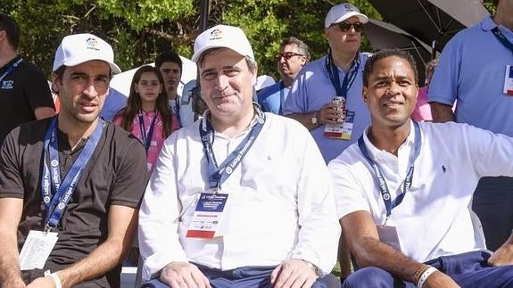 Raúl (i), junto a Miguel Cardenal y Patrick Kluivert (d). 