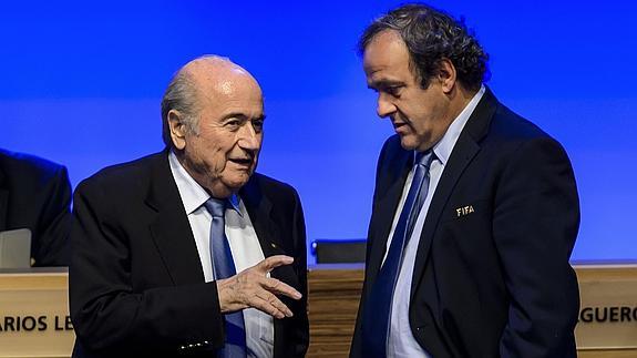 Joseph Blatter (i) dialoga con Michel Platini (d).