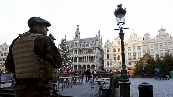 Un soldado belga vigila una plaza de Bruselas. 