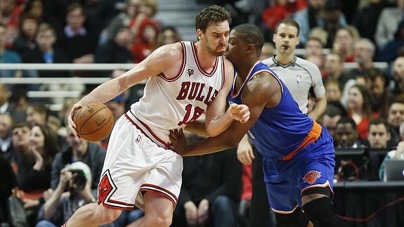 Pau Gasol trata de zafarse de un jugador de los Knicks. 