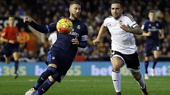 Sergio Ramos (i) lucha por un balón ante el valencianista Paco Alcácer (d). 