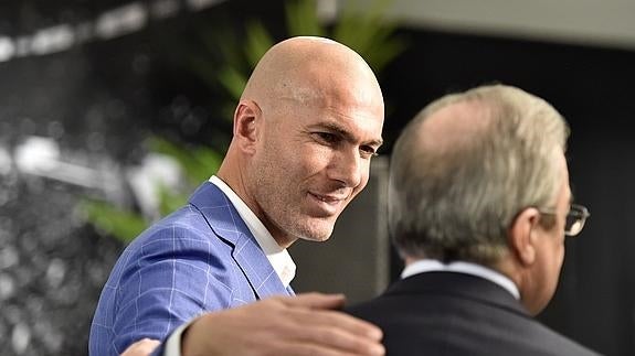 Zinedine Zidane junto a Florentino Pérez. 