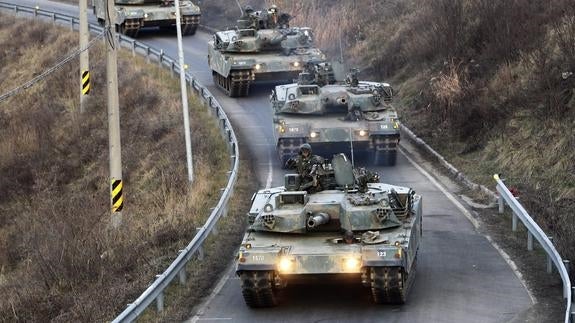 Tanques surcoreanos K1A1 circulan por una carretera en Paju. 