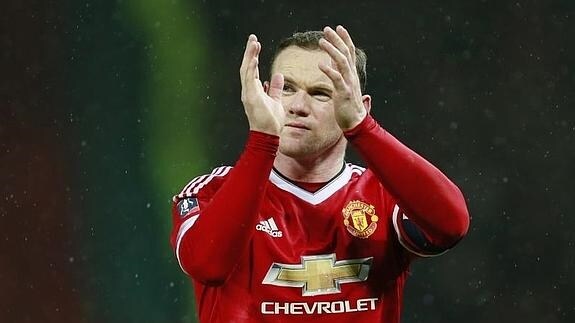 Rooney saluda a la hinchada del United tras el triunfo ante el Sheffield. 