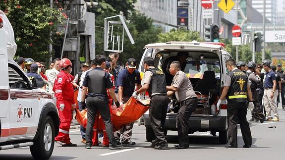 Los servicios de emergencia socorren a los heridos en el ataque terrorista en Yakarta.