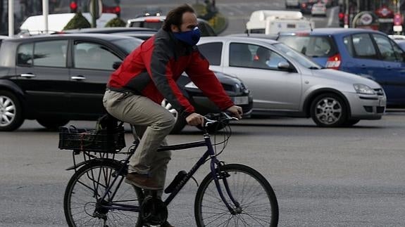 Un hombre se desplaza en bicicleta. 