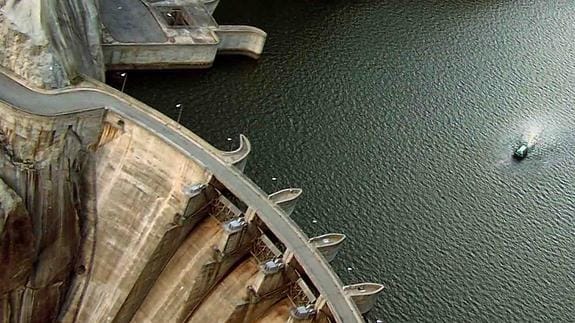 El río Duero es represado en Aldeadávila para generar electricidad.