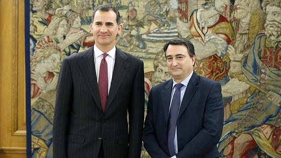 Felipe VI, junto al portavoz del PNV, Aitor Esteban.