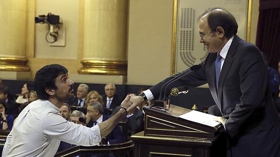 Ramón Espinar, de Podemos, jura su cargo ante el presidente del Senado, Pío García Escudero. 