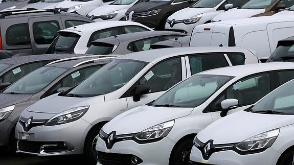 Coches de Renault en la planta de Aubergenville, en Francia. 