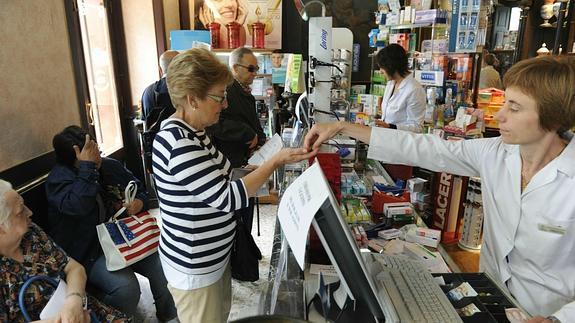 Jubilados en una farmacia de Vitoria. 