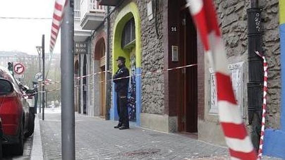 Lugar donde cayó el cuerpo de la pequeña, en la calle Libertad de Vitoria.