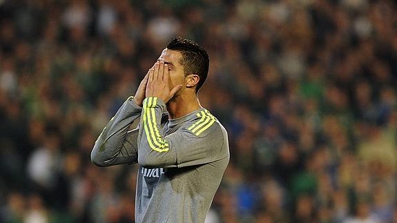 Cristiano Ronaldo se lamenta durante el partido ante el Betis.