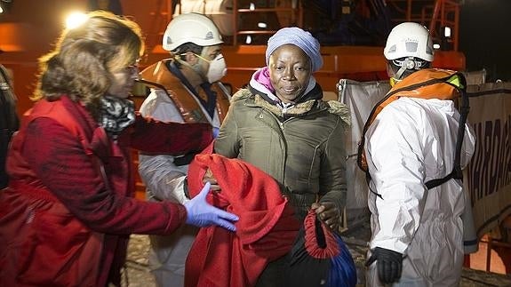 Una mujer llega a Motril tras ser rescatada la patera en la que viajaba. 