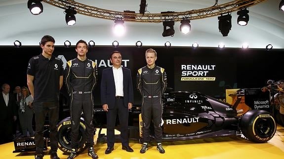 Kevin Magnussen y Jolyon Palmer durante la presentación del nuevo monoplaza.  