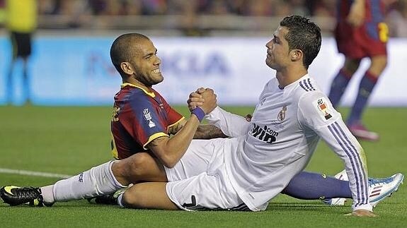 Dani Alves y Cristiano, durante un Clásico. 