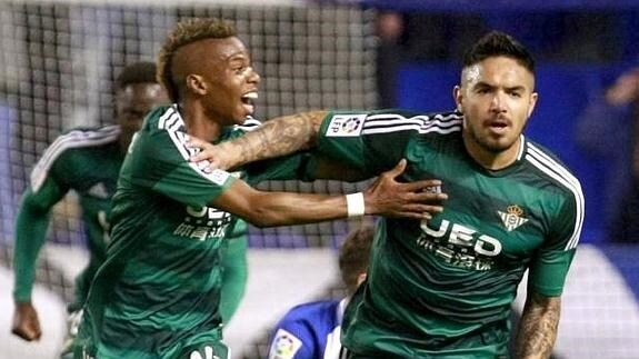 Vargas (d) y Musonda celebran el segundo gol del Betis. EFE