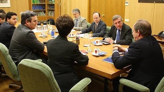 Miguel Cardenal, Oscar Graefenhain y Enrique Bastida, durante la reunión. 