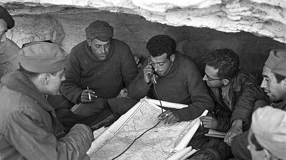 Fotografía inédita de Robert Capa que muestra unos combatientes republicanos en el Río Segre durante la Guerra Civil española.