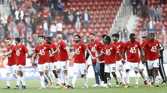 Los futbolistas del Olympiakos celebran el título. 