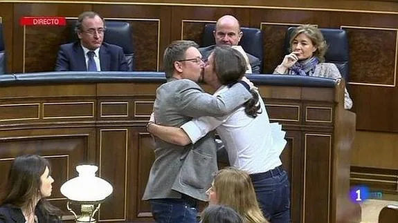 El beso de Domènech e Iglesias.
