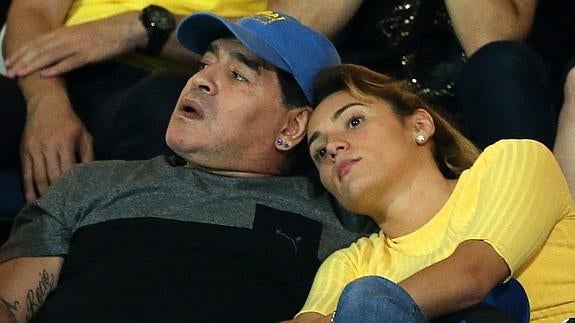 Maradona, con su novia Rocío Oliva, asiste a un partido.