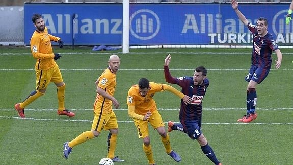 Mascherano (c), durante el partido contra el Eibar. 