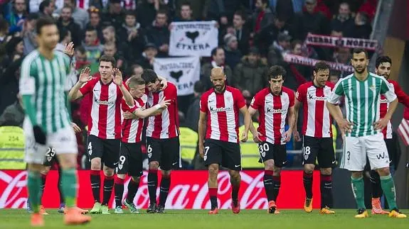 Varios futbolistas del Athletic celebran un gol. 