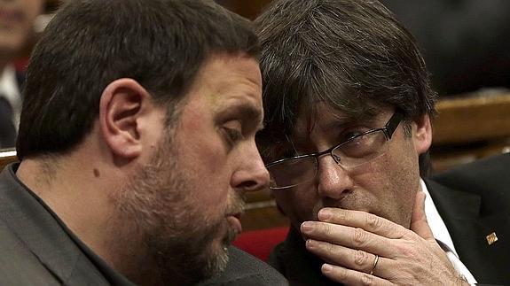 Oriol Junqueras y Carles Puigdemont en el Parlament.